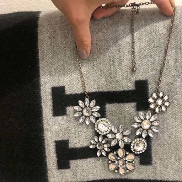 Flower gunmetal stone statement necklace - Picture 7 of 15